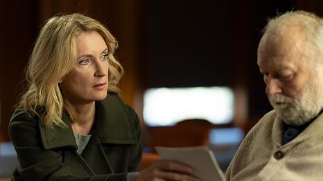 Im "Tatort: K&ouml;nig in Gelb" bekommt es Charlotte Lindholm (Maria Furtw&auml;ngler) im doppelten Sinne mit Demenz zu tun. Der Verd&auml;chtige, Gustav K&ouml;nig (Thomas Thieme), k&ouml;nnte ein lange gesuchter Serienm&ouml;rder sein. Er ist jedoch kaum noch ansprechbar. Doch auch Lindholms Ermittlerkollege, K&ouml;nigs langj&auml;hriger Verfolger, leidet unter beginnender Demenz.