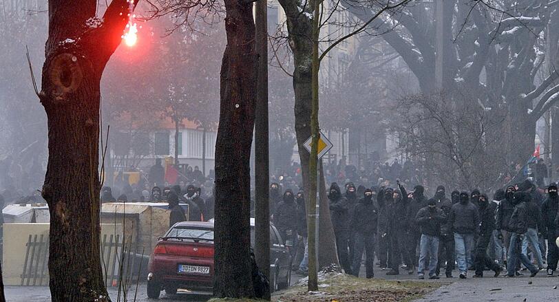 Bei den Protesten gegen den Neonazi-Aufmarsch am
Samstag in Dresden haben Gewalttäter nach Polizeiangaben an mehreren
Stellen Absperrungen durchbrochen. Die Beamten versuchten mit
Schlagstöcken, Reizgas und Wasserwerfern, das Eindringen zu
verhindern. Rund 1000 Menschen hätten die Sperren überwunden und
seien auf das den Neonazis zugewiesene Gelände am Hauptbahnhof
gelangt. Rund 600 Rechtsextreme seien an den Veranstaltungsorten
angekommen, mehrere hundert weitere Anhänger des rechten Spektrums
befänden sich noch auf dem Weg. Ursprünglich hatten die Behörden 4000
Neonazis erwartet. Teils auf Straßen sitzende Gegendemonstranten
verhinderten bislang, dass die rechten Gruppen zusammenfinden. Die
Polizei drohte damit die Blockade zu räumen.