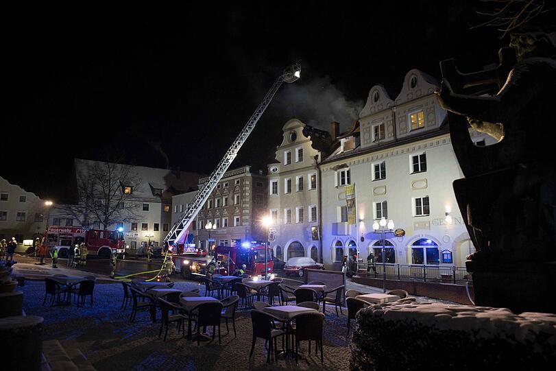 Die Feuerwehr rückt dem Brand mit einer Drehleiter zu Leibe. Auch Bewohner angrenzender Häuser müssen ihr Heim verlassen.