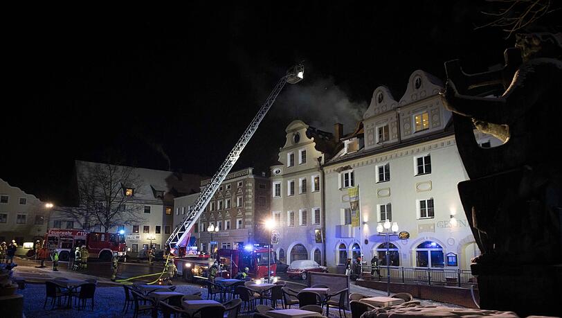 Die Feuerwehr rückt dem Brand mit einer Drehleiter zu Leibe. Auch Bewohner angrenzender Häuser müssen ihr Heim verlassen. Die Feuerwehr rückt dem Brand mit einer Drehleiter zu Leibe. Auch Bewohner angrenzender Häuser müssen ihr Heim verlassen.