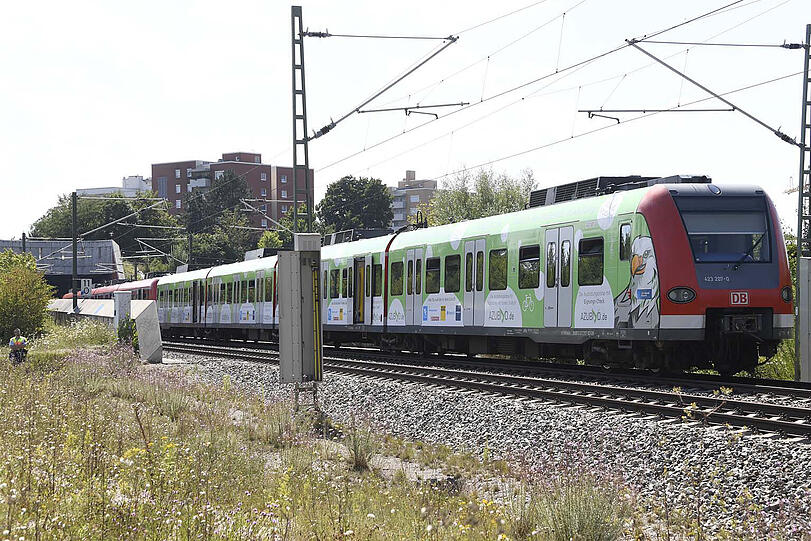 Störung im Gesamtnetz: Eine S-Bahn musste nach Beschädigung einer Oberleitung evakuiert werden. Klicken Sie sich durch die Bilder.