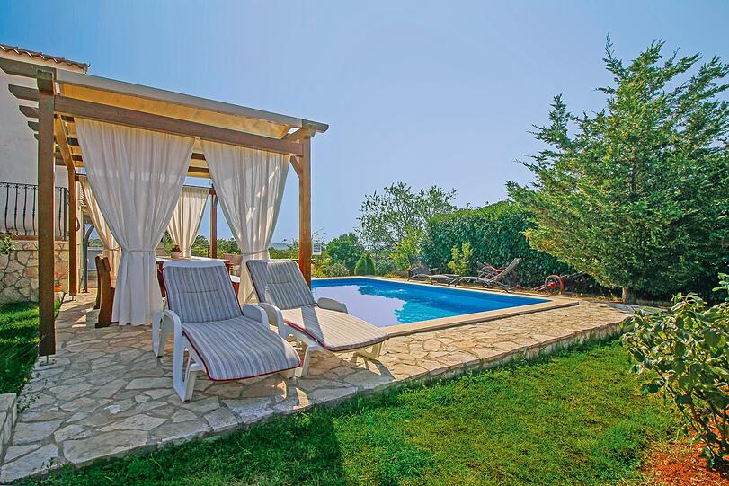 Das Ferienhaus Luna in Istrien bietet Platz für bis zu sechs Personen. In dem großzügigen Garten lässt es sich auf circa 1.000 Quadratmetern wunderbar entspannen und herumtollen, während der 6x4 Meter große Pool die nötige Abkühlung verspricht.