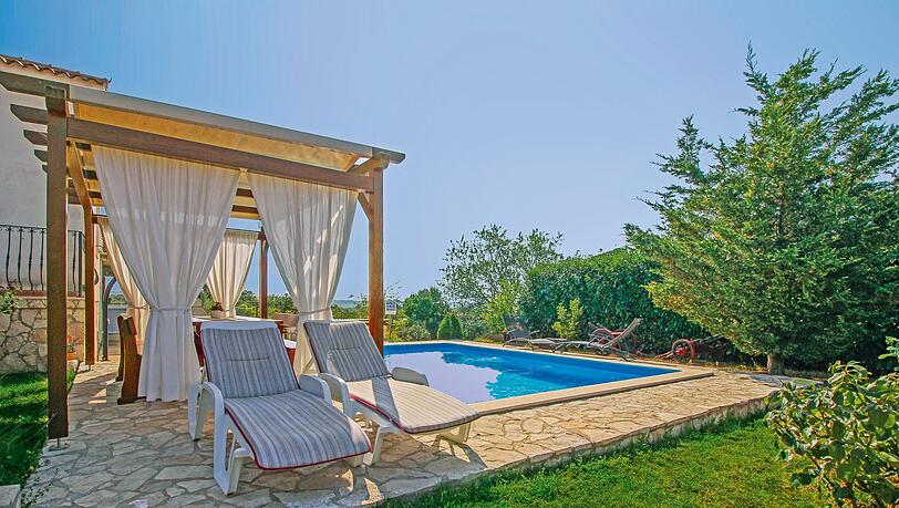Das Ferienhaus Luna in Istrien bietet Platz für bis zu sechs Personen. In dem großzügigen Garten lässt es sich auf circa 1.000 Quadratmetern wunderbar entspannen und herumtollen, während der 6x4 Meter große Pool die nötige Abkühlung verspricht. Das Ferienhaus Luna in Istrien bietet Platz für bis zu sechs Personen. In dem großzügigen Garten lässt es sich auf circa 1.000 Quadratmetern wunderbar entspannen und herumtollen, während der 6x4 Meter große Pool die nötige Abkühlung verspricht.