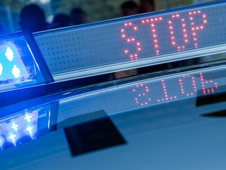 Der Schriftzug "Stop" ist auf dem Dach eines Polizeiwagens zu sehen. Foto: Jens Büttner/Archiv