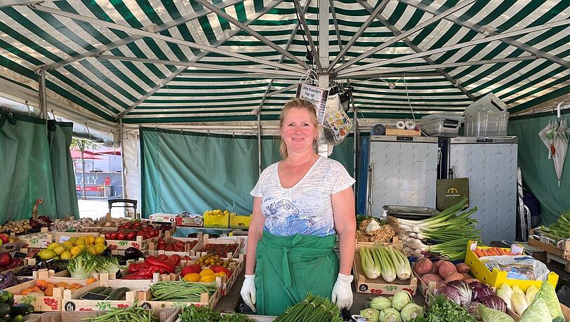 Trotz einiger Ernteschäden ist Angelika Kerschers Stand gut bestückt.