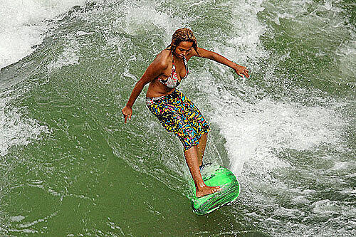 Surferin auf der stehenden Welle im Eisbach