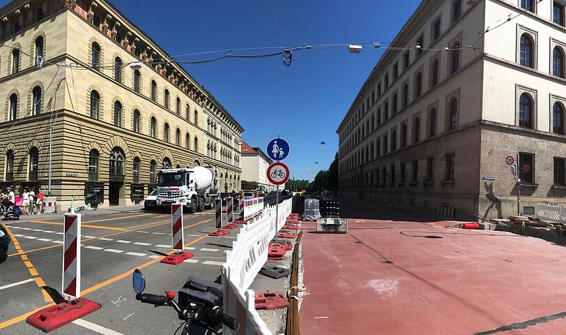 Auch eng gerade: über dem Tunnel an der Von-der-Tann-Straße auf Höhe Ludwigstraße.