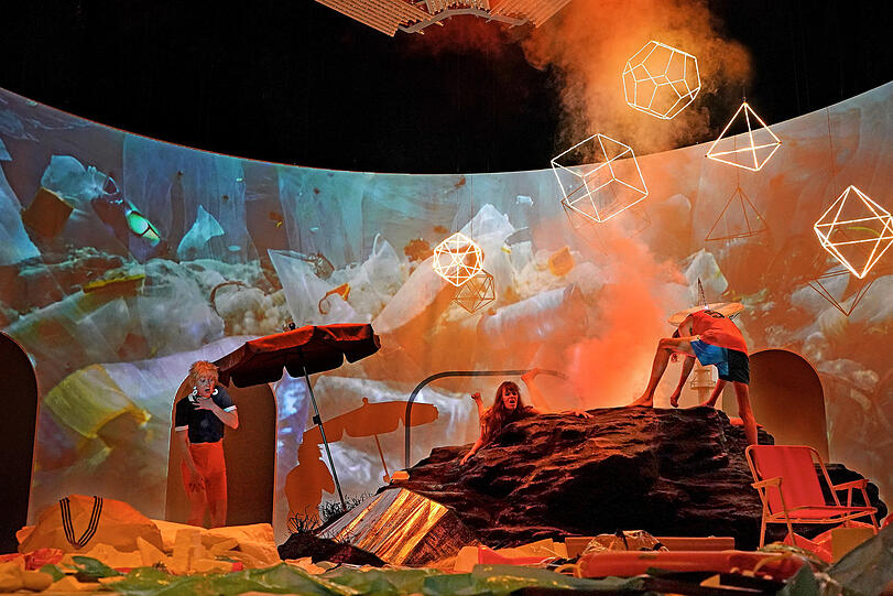 Svetlana Belesova, Katharina Bach und Bernardo Arias Porras in "Asche".