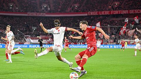 Florent Muslija setzt sich gegen Fabio Gruber (l) durch.