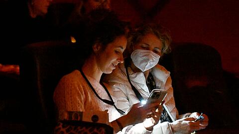 Handylicht, Stirnlampe oder Lesel&auml;mpchen kommen zum Einsatz.