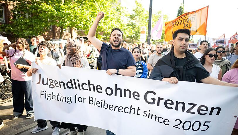 Lokal bilden sich immer wieder Unterstützerkreise, um die Abschiebung einzelner Ausreisepflichtiger zu verhindern. Bei dieser Demonstration in Bremen forderten Aktivisten generell großzügigere Regelungen für Migranten ohne Aufenthaltserlaubnis. (Symbolbild) Lokal bilden sich immer wieder Unterstützerkreise, um die Abschiebung einzelner Ausreisepflichtiger zu verhindern. Bei dieser Demonstration in Bremen forderten Aktivisten generell großzügigere Regelungen für Migranten ohne Aufenthaltserlaubnis. (Symbolbild)