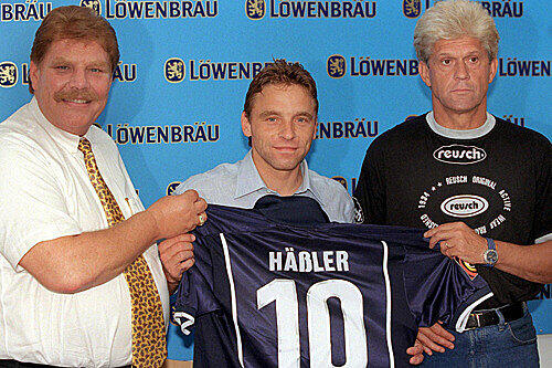 Sein größter Transfer: Wildmoser verpflichtete im Sommer 1999 Thomas Häßler, den Weltmeister von 1990. Trainer Werner Lorant gefällts.