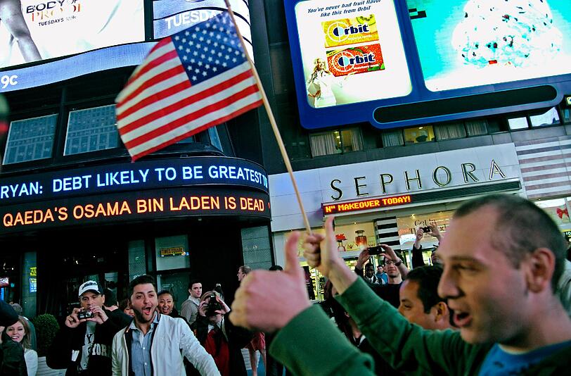 Die Nachricht vom Tod des Staatsfeinds Nummer 1 - sie verbreitete sich wie ein Lauffeuer am Sonntagabend in den USA. In zahlreichen Städten gingen Tausende Menschen auf die Straße und feierten das Ende des meistgesuchten Terroristen der Welt - die Bilder.