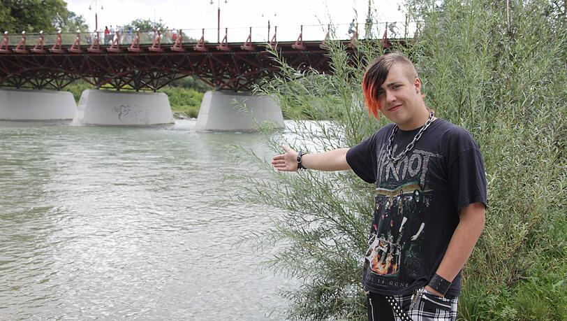 Hier ist es passiert: Manuel Rasch vor der Thalkirchner Brücke. Hier ist es passiert: Manuel Rasch vor der Thalkirchner Brücke.