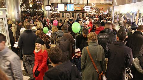 Start ins Weihnachtsgeschäft. Am ersten Adventwochenende stürmten die Münchner die Kaufhäuser. Die Bilder vom Shopping-Rausch.