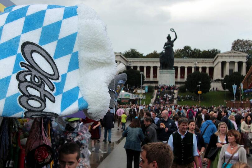 Vergewaltigung an der Bavaria: Zwei Männer drückten einen 24-Jährigen zu Boden. Einer hielt in Fest, der andere vergewaltigte ihn. (Archivbild)