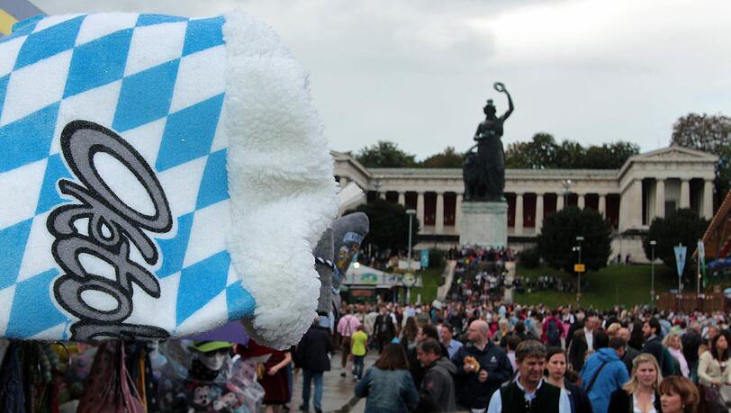 Vergewaltigung an der Bavaria: Zwei Männer drückten einen 24-Jährigen zu Boden. Einer hielt in Fest, der andere vergewaltigte ihn. (Archivbild)