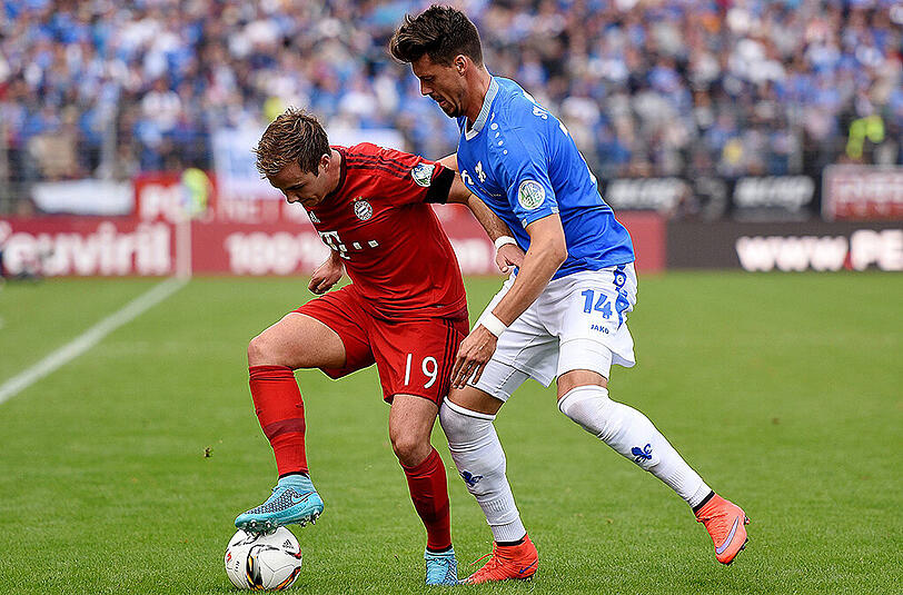 Darmstadts Sandro Wagner (rechts) im Duell mit dem Münchner Mario Götze. Das Bundesligaspiel am Böllenfalltor gewann der FC Bayern im September 2015 mit 3:0.