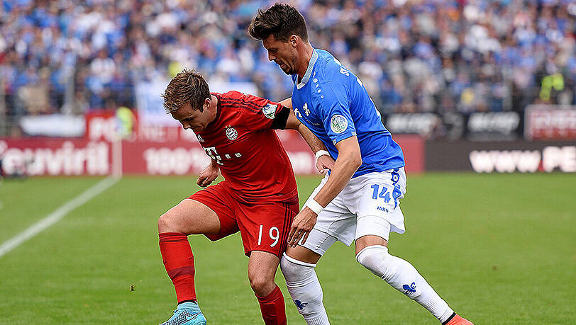 Darmstadts Sandro Wagner (rechts) im Duell mit dem Münchner Mario Götze. Das Bundesligaspiel am Böllenfalltor gewann der FC Bayern im September 2015 mit 3:0. Darmstadts Sandro Wagner (rechts) im Duell mit dem Münchner Mario Götze. Das Bundesligaspiel am Böllenfalltor gewann der FC Bayern im September 2015 mit 3:0.