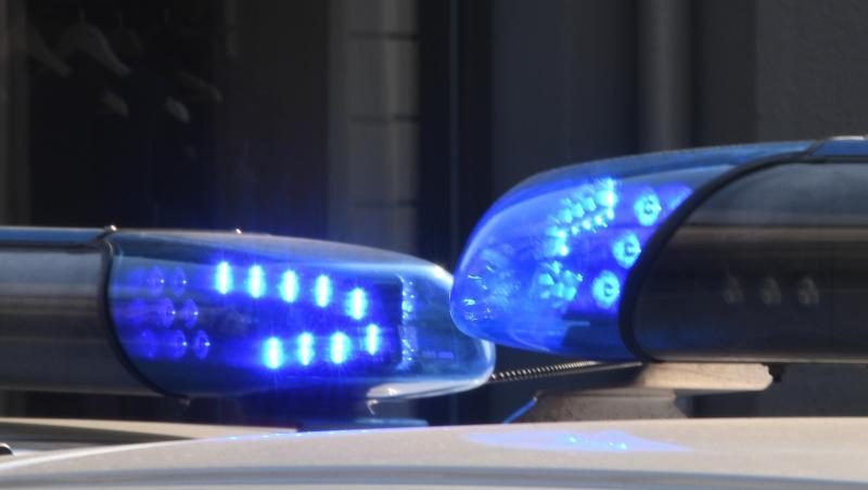 Die Blaulichter sind auf den Dächern von Polizeifahrzeugen zu sehen. Foto: Carsten Rehder/Archiv Die Blaulichter sind auf den Dächern von Polizeifahrzeugen zu sehen. Foto: Carsten Rehder/Archiv
