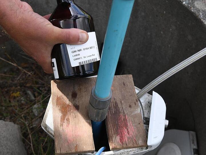 An einer Messtelle wird eine Grundwasserprobe entnommen, die auf Nitrat überprüft wird. Foto: picture alliance / Uli Deck/dpa/Symbolbild