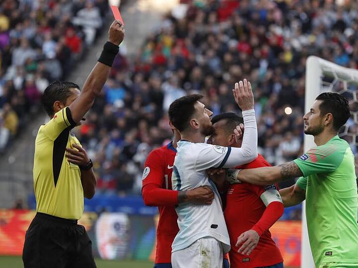 Argentinien-Star Lionel Messi (M) sieht gegen Chile die Rote Karte.