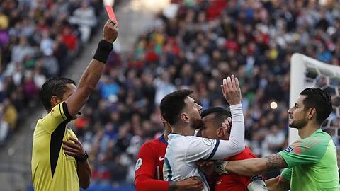 Argentinien-Star Lionel Messi (M) sieht gegen Chile die Rote Karte.