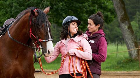 "Sturm der Liebe": Vanessa (l.) hat ihre zweite Reitstunde bei Carolin.