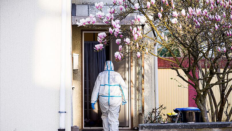 An dem Einfamilienhaus in Barsinghausen läuft die Spurensicherung. An dem Einfamilienhaus in Barsinghausen läuft die Spurensicherung.
