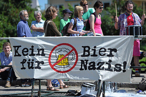 Protest gegen die NPD: Am Tagungsort gab&rsquo;s auch Aufrufe zu solch drakonischen Maßnahmen.