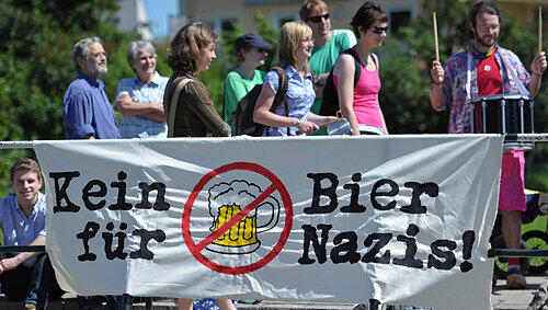 Protest gegen die NPD: Am Tagungsort gab’s auch Aufrufe zu solch drakonischen Maßnahmen. Protest gegen die NPD: Am Tagungsort gab’s auch Aufrufe zu solch drakonischen Maßnahmen.