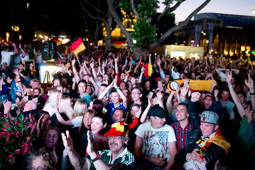 Public Viewing auf dem Schlossplatz in Stuttgart.
