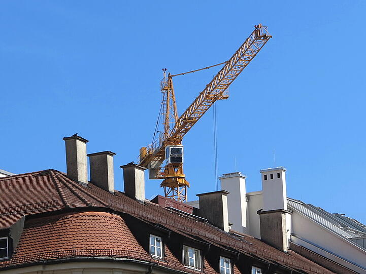 Bei schönstem Wetter habe ich ein paar Baustellen im Zentrum gesehen und kreativ fotografiert. Viele Besucher genießen ein Sonnenbad und machen eine Essenpause am Max-Joseph-Platz. Die Tauben, die auf den ersten Blick verletzt oder krank ausschauen, aalen sich eigentlich in der Sonne.