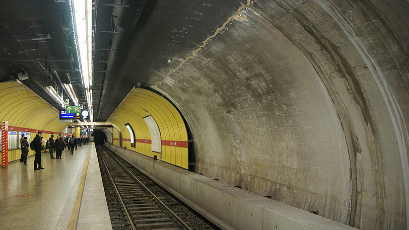 Im Sperrengeschoss an der U-Bahnhaltestelle Sendlinger Tor sind Montagnacht zwei Polizisten angegriffen worden. (Archivbild)