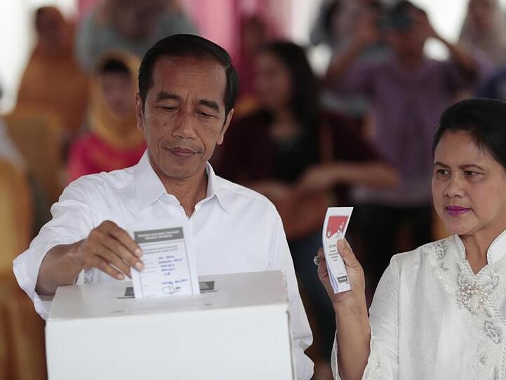 Joko Widodo und seine Frau Iriana geben am 17. April in einem Wahllokal ihre Stimme ab.