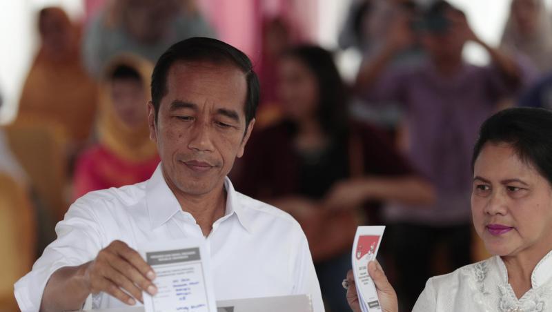 Joko Widodo und seine Frau Iriana geben am 17. April in einem Wahllokal ihre Stimme ab. Joko Widodo und seine Frau Iriana geben am 17. April in einem Wahllokal ihre Stimme ab.