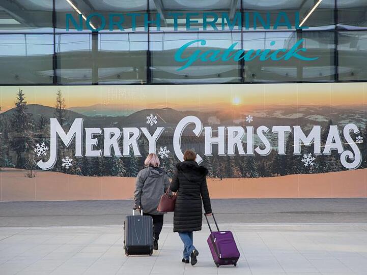 Ob Weihnachten wirklich "merry" wird? Passagiere vor dem Abflugbereich des Nordterminals am Flughafen Gatwick.