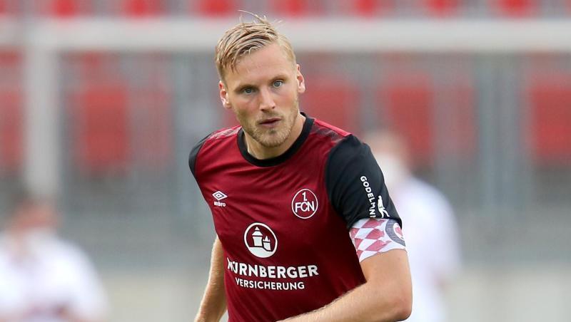 Der Nürnberger Hanno Behrens spielt den Ball.