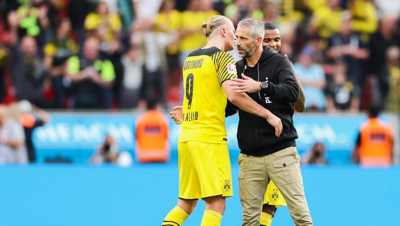 Dortmunds Erling Haaland (l) und Trainer Marco Rose umarmen sich nach einem Sieg.