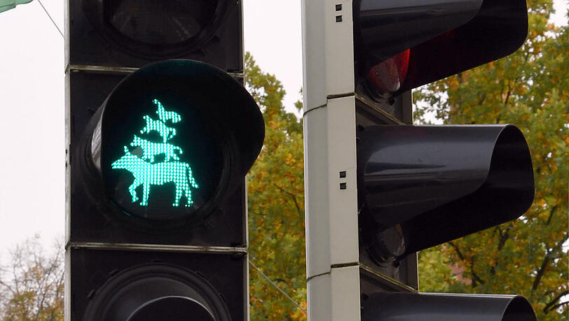 Die Bremer Stadtmusikanten sind als Grünes Signal an einer Ampel an einem der Eingänge zum Freimarkt in Bremen zu sehen. Die Bremer Stadtmusikanten sind als Grünes Signal an einer Ampel an einem der Eingänge zum Freimarkt in Bremen zu sehen.