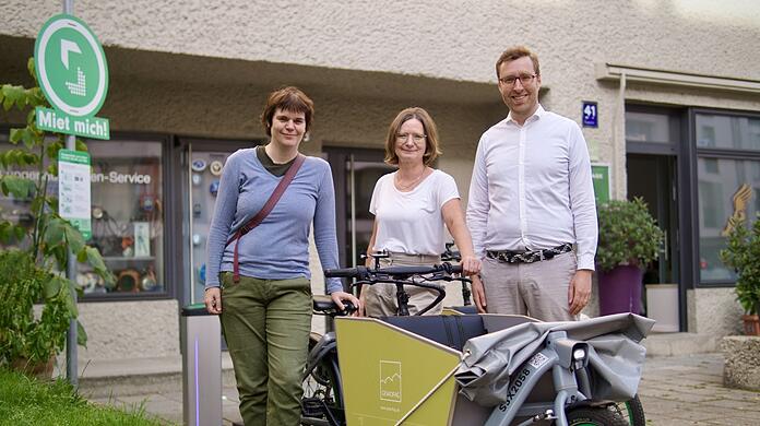 Anna Hanusch, Vorsitzende des Bezirksausschusses Neuhausen-Nymphenburg (l.), zusammen mit Gewofag-Geschäftsführerin Doris Zoller und Gregor Robak von der Firma Sigo an der neuen Leihstation in der Renatastraße.
