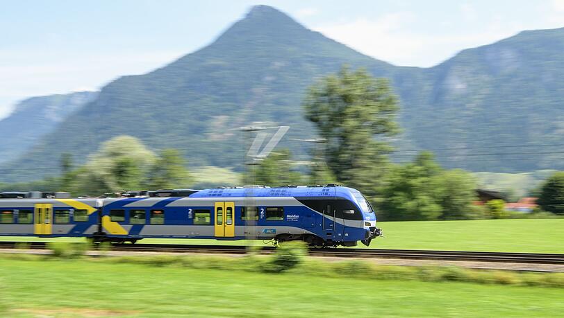 Regionalzüge übernehmen auch in Bayern eine immens wichtige Aufgabe im Bahnnetz. (Symbolbild) Regionalzüge übernehmen auch in Bayern eine immens wichtige Aufgabe im Bahnnetz. (Symbolbild)