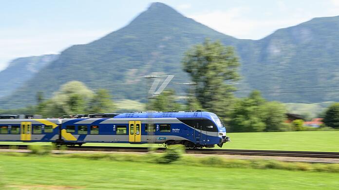 Regionalzüge übernehmen auch in Bayern eine immens wichtige Aufgabe im Bahnnetz. (Symbolbild) Regionalzüge übernehmen auch in Bayern eine immens wichtige Aufgabe im Bahnnetz. (Symbolbild)