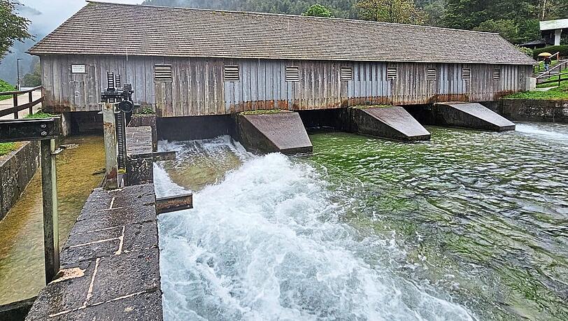 Ein Schleusentor des Königssees ist am Freitagmittag geöffnet.