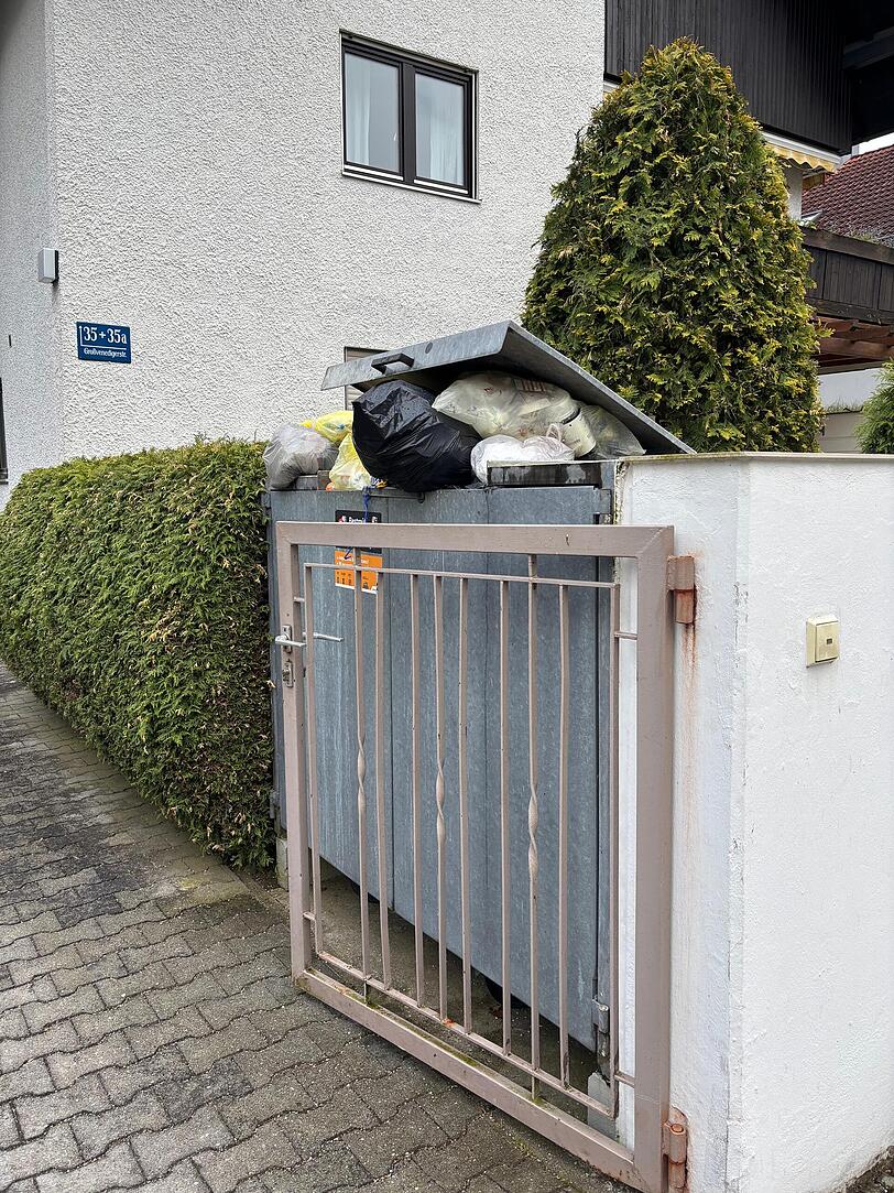 Nach drei Wochen ohne Leerung wird der Platz in den Containern knapp. Nach drei Wochen ohne Leerung wird der Platz in den Containern knapp.