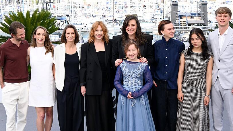 Sandra Wollner (4.v.r.o.) mit dem "Everytime"-Team in Cannes. Sandra Wollner (4.v.r.o.) mit dem "Everytime"-Team in Cannes.