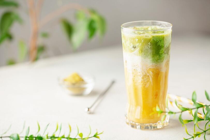 F&uuml;r ein fruchtiges Sommergetr&auml;nk wird ein Teel&ouml;ffel Matcha-Pulver in einer Schale oder Tasse mit 50 Millilitern hei&szlig;em Wasser schaumig ger&uuml;hrt. Danach werden 60 Gramm Mango, ob tiefgek&uuml;hlt oder frisch, mit einem Teel&ouml;ffel Zitronensaft und 50 Millilitern Wasser im Mixer p&uuml;riert. Das Mangop&uuml;ree kommt zuerst ins Glas. Anschlie&szlig;end folgen Eisw&uuml;rfel und 150 Milliliter Milch oder eine pflanzliche Alternative. Zum Schluss wird die Matcha-Paste vorsichtig dar&uuml;ber gegeben.