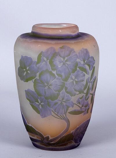 Feinster Jugendstil mit fernöstlichem Touch: Diese Kameevase mit Hortensien-Dekor aus der Werkstatt Émile Gallés startet bei 250 Euro. Feinster Jugendstil mit fernöstlichem Touch: Diese Kameevase mit Hortensien-Dekor aus der Werkstatt Émile Gallés startet bei 250 Euro.