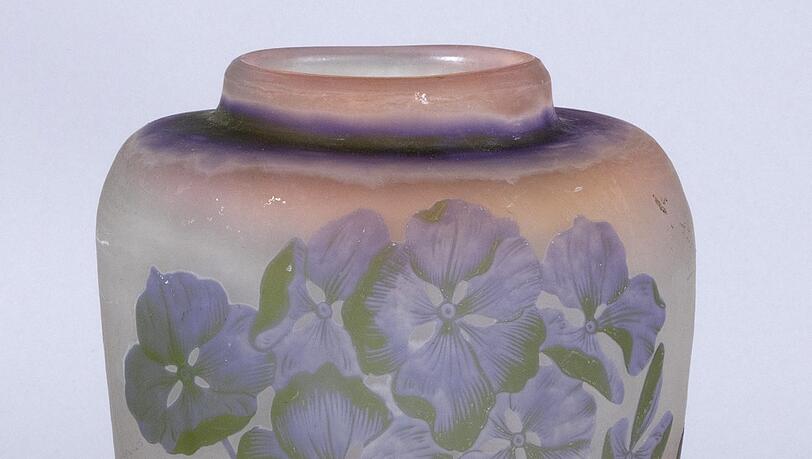 Feinster Jugendstil mit fernöstlichem Touch: Diese Kameevase mit Hortensien-Dekor aus der Werkstatt Émile Gallés startet bei 250 Euro. Feinster Jugendstil mit fernöstlichem Touch: Diese Kameevase mit Hortensien-Dekor aus der Werkstatt Émile Gallés startet bei 250 Euro.