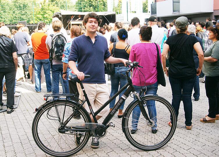 Student Aaron Niemeyer (23) ist glücklich: &bdquo;Ich habe ein Fahrrad für 150 Euro ersteigert und es geht mir ziemlich gut damit.&ldquo; Auch wegen des Nabendynamos freut er sich über das Schnäppchen.